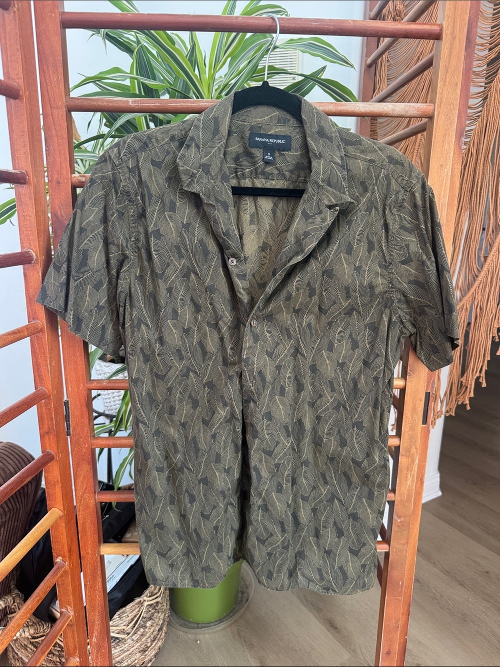 Banana Republic Olive Leaf-Print Short Sleeve Shirt S